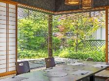 料亭感覚で楽しめるテーブル席ほか、日本庭園が楽しめる個室や