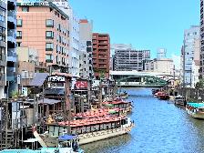 ホテル前神田川と屋形船