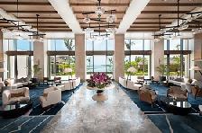 Beach Front Wing Lobby - こちらのロビーからは、ハレクラニのメインプールであるオーキッドプールと、その先には綺麗な海をご覧いただくことが出来ます。