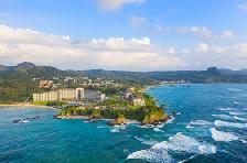 沖縄海岸国定公園内に位置し、全長約1.7kmにわたる海岸線に面しています。