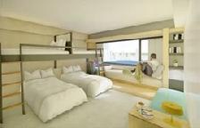 不忍池ビューの客室には大きな窓回りにソファを設置し、眺望を眺め、くつろぎながら会話が可能な空間設計