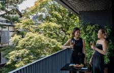 清らかな水が流れる祇園白川の傍らにひっそりと佇み、ゆったりとした時間に包まれます