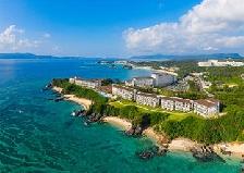 『ハレクラニ沖縄』目前に広がるのはコーラルブルーに輝く海と白砂のビーチです。