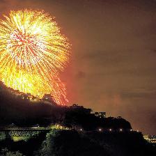 熱海の花火が山越しに