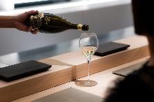 本格的な江戸前寿司とシャンパーニュのマリアージュを堪能する、カウンター10席のみの大人な空間