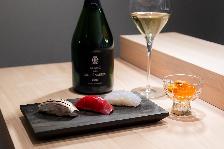 本格的な江戸前寿司とシャンパーニュのマリアージュを堪能する、カウンター10席のみの大人な空間