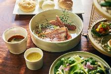 箱根の自然と体験の余韻、本質的な技法が用いられた雅な朝食をお楽しみいただく。「箱根に抱かれる」ことをしみじみと味わえる料理をご提供しています。